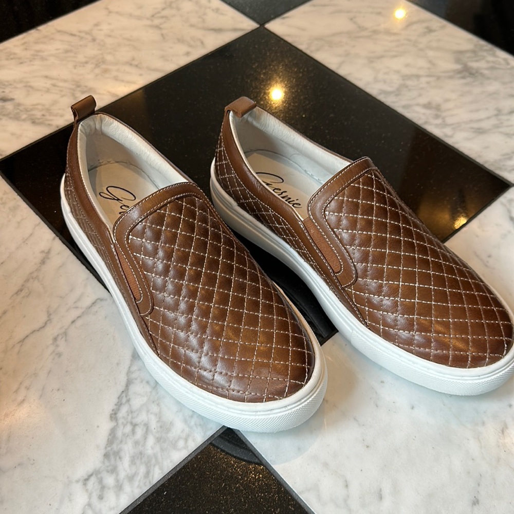 NEW Gernie slip on sneakers size 7 men’s